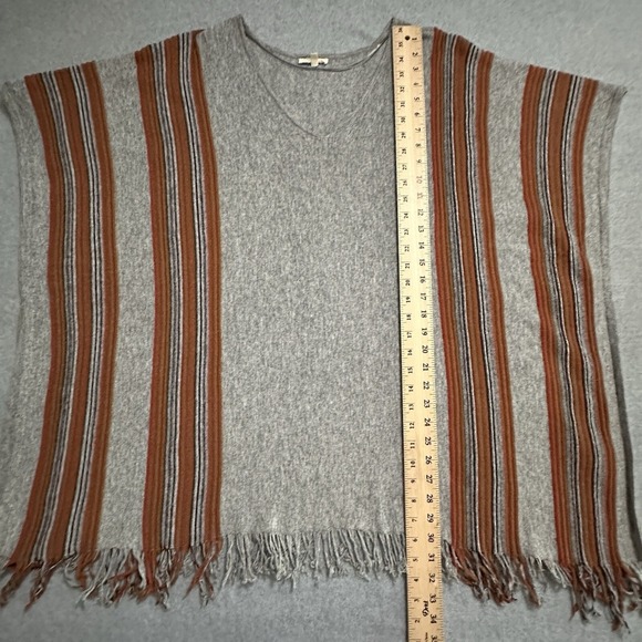Mystree Womens Poncho Sweater OS Gray Cashmere Blend‎ Fringe Boho Hippie Western - Picture 10 of 13